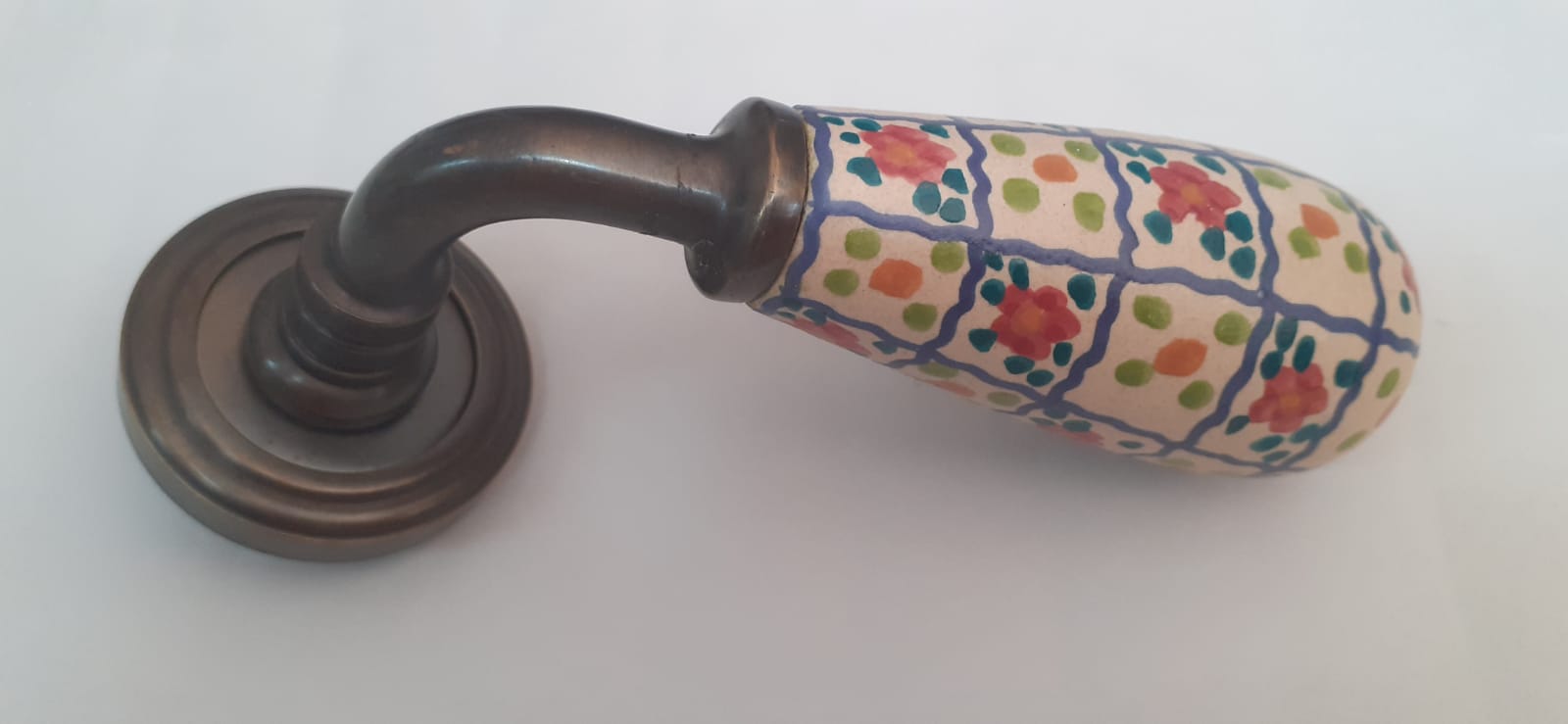 MANIGLIA RIQUADRO C/ROSETTA BR/CERAMICA DECORATA